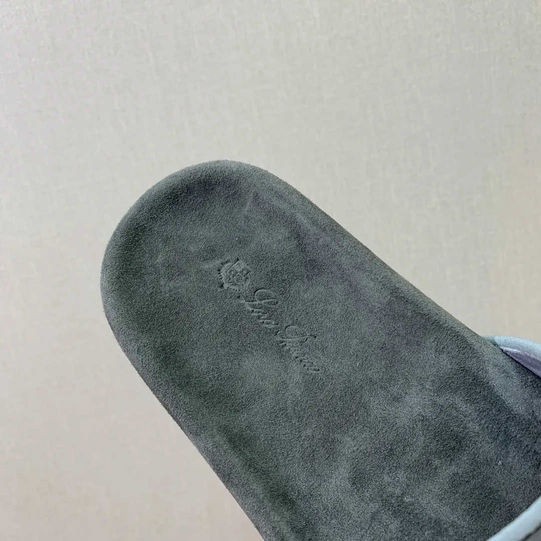 【LP】P:600💰 Size: 39-46 (45.46 can be customized) 【Loro Piana】LP men's slippers. Italian top cashmere is retro, elegant, low-key and luxurious. Both fashionable and practical, the leather is still of the highest quality in the entire network. The upper is silky and smooth. Wear-resistant and highly elastic beef tendon bottom. .